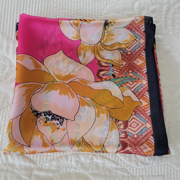 Vince Comuto Vintage Vibrant Pink Scarf with Tiger and Floral Design - Picture 10 of 10